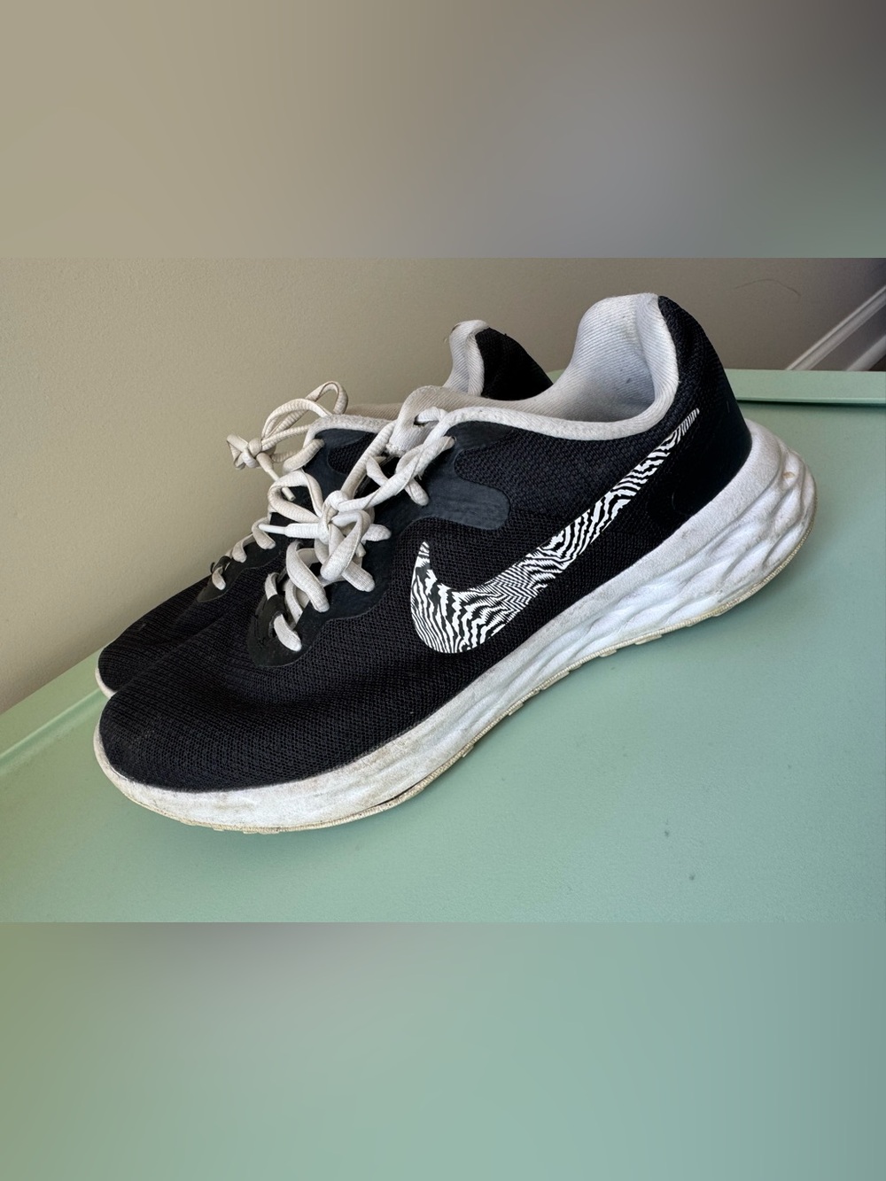 women’s black and white NIKE shoes - size 9